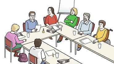 Mehrere Personen sitzen an Tischen, die U-förmig zusammengestellt sind. Auf den Tischen liegen Blätter und Ordner (Illustration)
