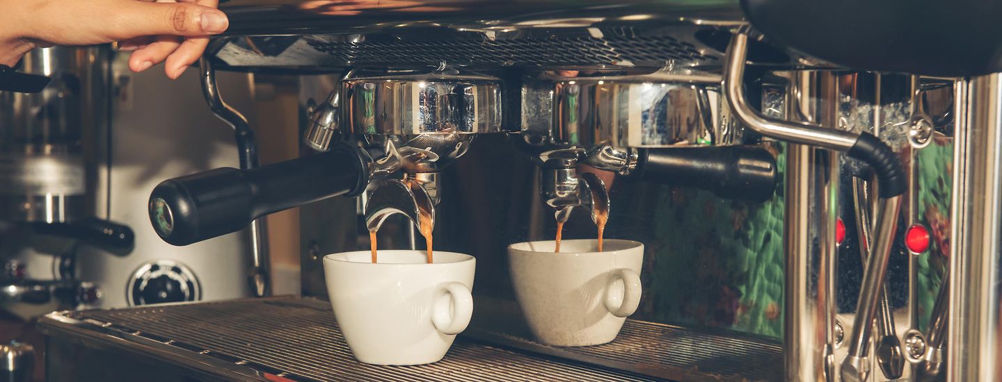 Kaffee läuft aus einer Siebträgermaschine in eine Tasse.