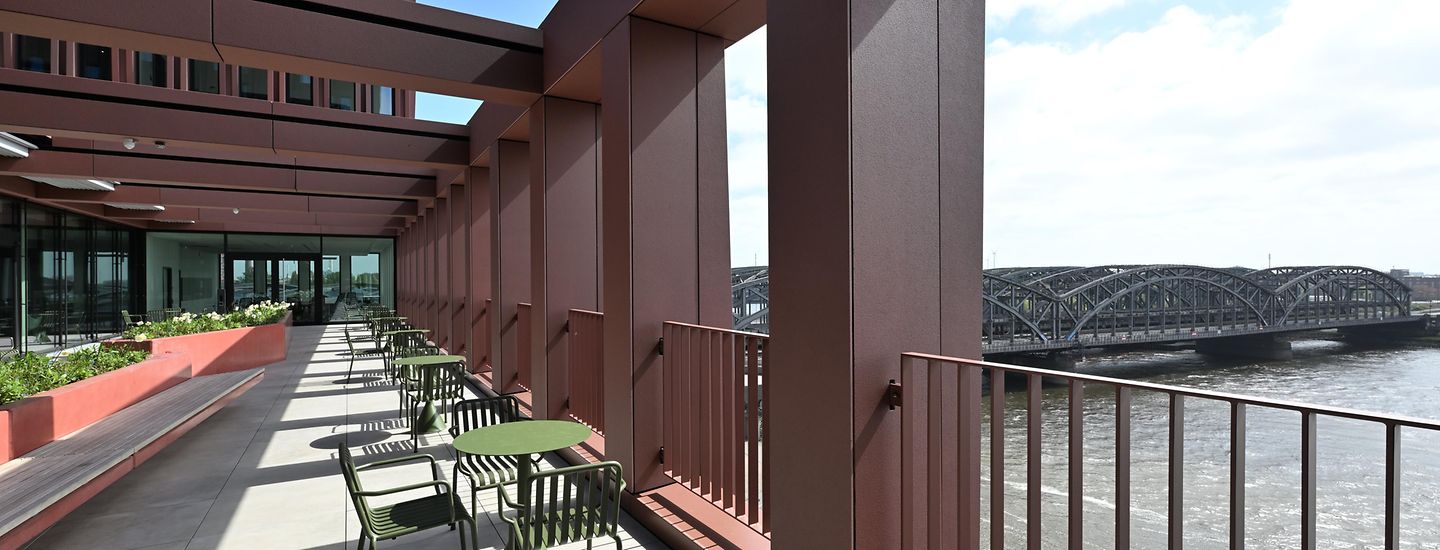 Terrasse des PREVIER mit Blick auf die Elbbrücken.
