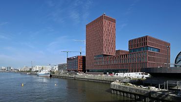 Blick von den Elbbrücken auf das PREVIER vor blauem Himmel.